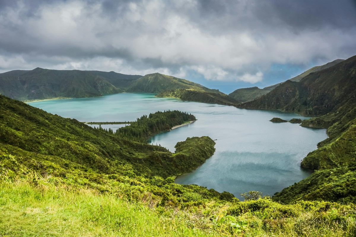Pourquoi choisir les Açores pour un voyage incentive : dépaysement, paysages volcaniques et esprit d’équipe