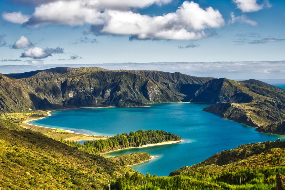 Pourquoi choisir les Açores pour un voyage incentive : dépaysement, paysages volcaniques et esprit d’équipe