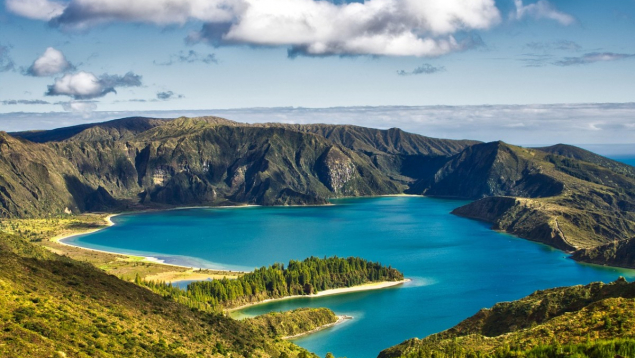 Pourquoi choisir les Açores pour un voyage incentive : dépaysement, paysages volcaniques et esprit d’équipe
